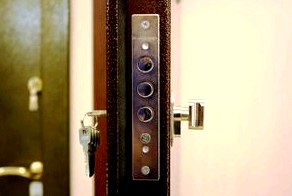 Лучший защитник дома - Стальные двери () Лучший защитник дома - Стальные двери